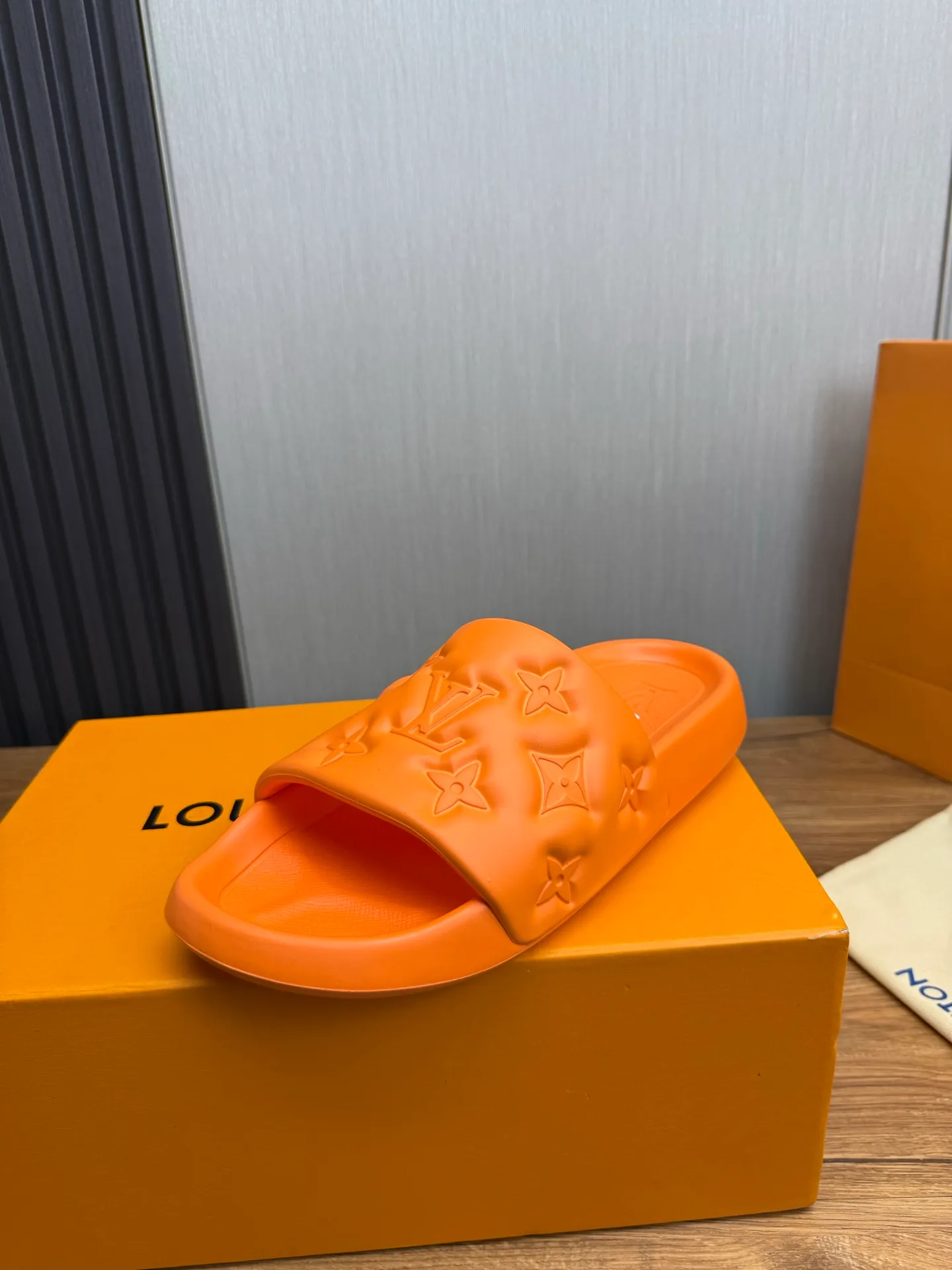 Men's shoes 💰260💰 ▪️LV's popular Little Red Book popular slippers hot sale: 1 shipment✅ Super textured and comfortable slippers, original TPU outsole. Authentic counter box drawer box packaging 🎁Size 38-45